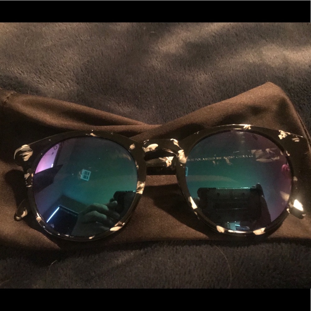 Diff Sunglasses With Blue Mirror Lenses